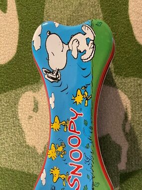 Vintage Peanuts Snoopy and Woodstock Bone shaped collectors tin 1999